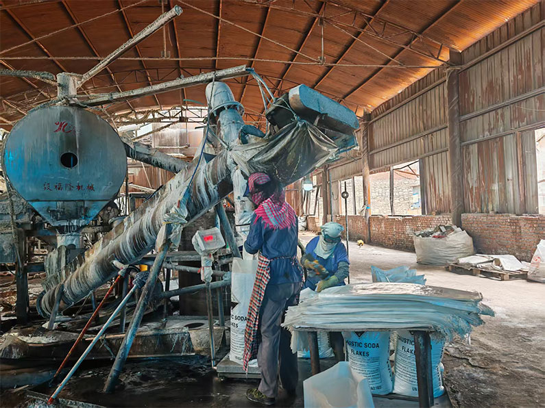 片碱工厂车间工人生产包装作业实景