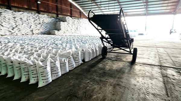Step tiered block stacking pattern of Aditya Birla caustic soda flakes bags maintaining structural equilibrium in warehouse