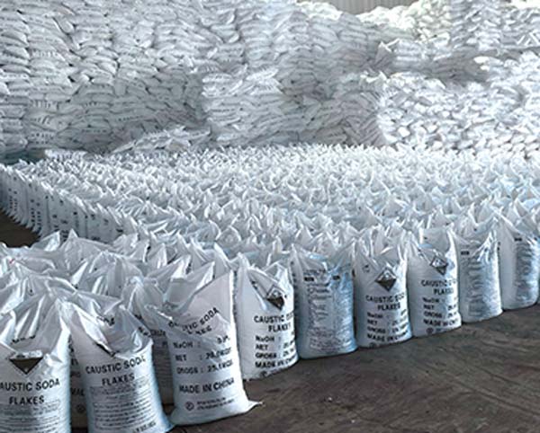 Quad interlocking stack pattern of bagged caustic soda flakes 99 secured with heavy duty top cardboard caps