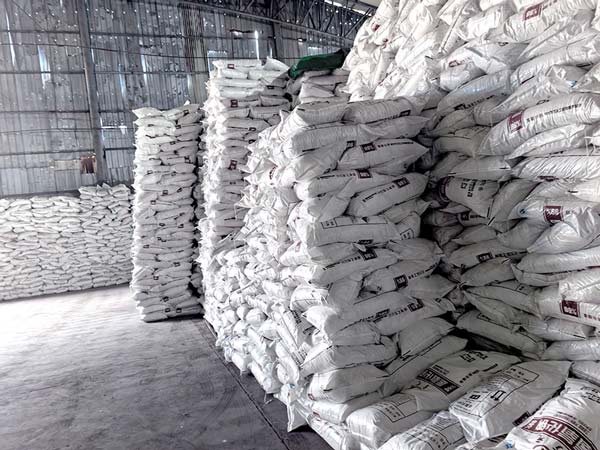 White sodium hydroxide crystals for clearing blocked sewage and drain pipes