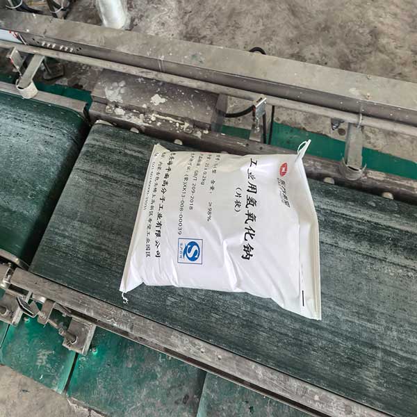 Heat sealed inner PE moisture barrier bag filled with white caustic soda lye flakes