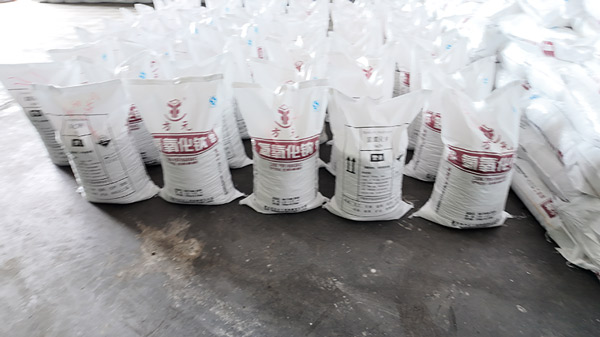 Heavy duty stretch film wrapping palletized caustic soda bags for safe ocean freight