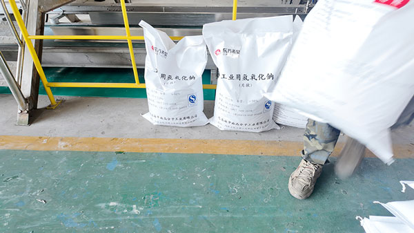 Moisture resistant packaging bags storing solid sodium hydroxide 99 percent