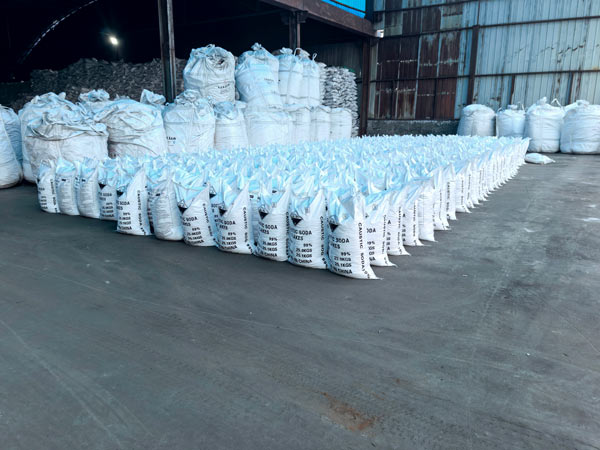 Heavy duty woven dunnage bag inflated in the gap between GACL caustic soda flakes pallet stacks to prevent shifting