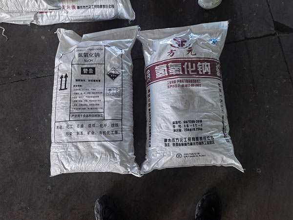 Front angle of printed 25kg soda flakes bag showing net weight and product specification graphics