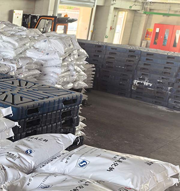I-beam interlocking side lock stacking method holding 25kg GACL caustic soda flakes bags secure on a plastic pallet