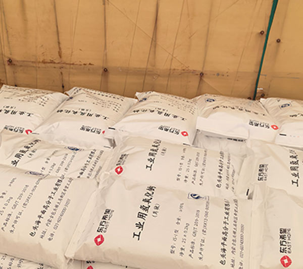 Compact five-bag square stacking formation of bagged Chemplast caustic soda flakes inventory stabilized on plastic pallet