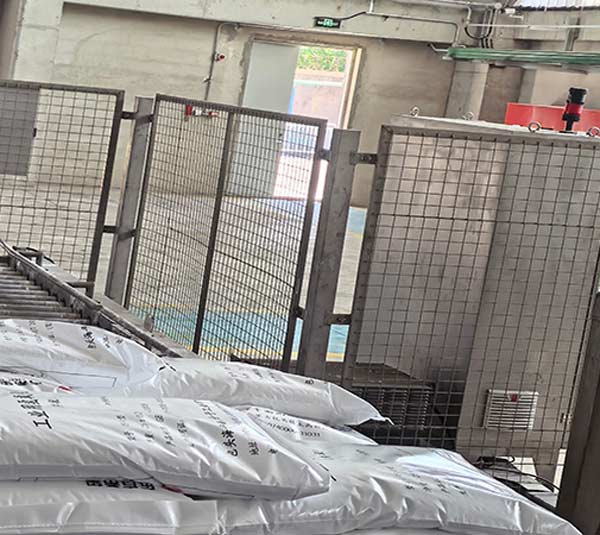 I-beam overlapping keyway stacking arrangement keeping 25kg Nirma caustic soda flakes bags locked on pallet