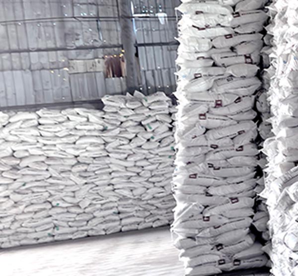 Grid-pattern interlocking layer arrangement keeping 25kg caustic soda bags secure on composite pallets for online shipment