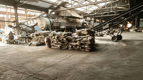 Negative pressure dust extraction system operating over the bagging floor of a caustic soda chemical workshop