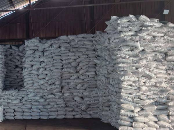 bulk caustic soda pearls manufacturers warehouse storing 25kg bags for global export