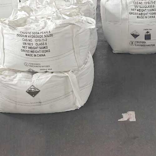 High-purity caustic pearls packaged in 25kg bags ready for saponification processes in the industrial use of sodium hydroxide.