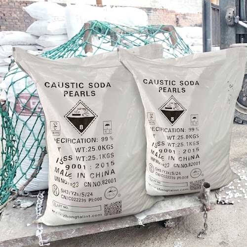 Industrial-grade caustic soda pearls in 25kg bags engineered for paper pulp bleaching and textile processing as a primary industrial use of sodium hydroxide.