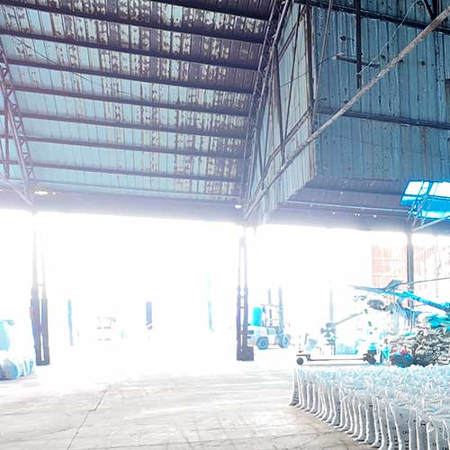 Extensive chemical warehouse layout featuring stacked 99% caustic soda bags engineered for buyers seeking an optimized sodium hydroxide flakes price.