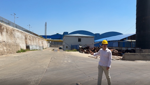 On-site quality inspector guiding global clients through production facility during buy caustic audit tour.